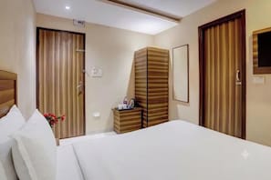 Egyptian cotton sheets, premium bedding, in-room safe, desk - Fabhotel Vaishnavi Inn (Hyderabad)