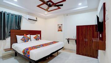 Egyptian cotton sheets, premium bedding, in-room safe, desk