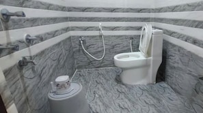 Chuveiro, chuveiro com efeito de chuva, produtos de toalete grátis 