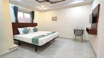 Egyptian cotton sheets, premium bedding, in-room safe, desk