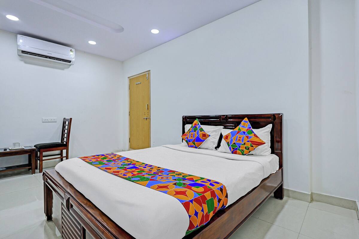 Egyptian cotton sheets, premium bedding, in-room safe, desk