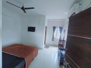 Egyptian cotton sheets, premium bedding, in-room safe, desk - Fabhotel Gita Residency (Visakhapatnam)