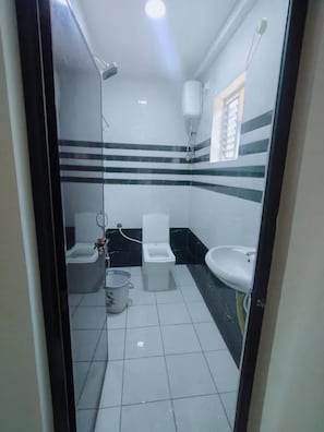 Shower, rainfall showerhead, free toiletries, towels - Fabhotel Gita Residency (Visakhapatnam)