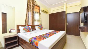Deluxe Room | Egyptian cotton sheets, premium bedding, in-room safe, desk