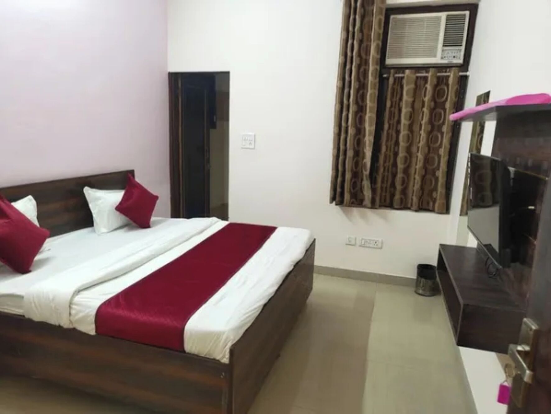 Deluxe Room | Egyptian cotton sheets, premium bedding, in-room safe, desk