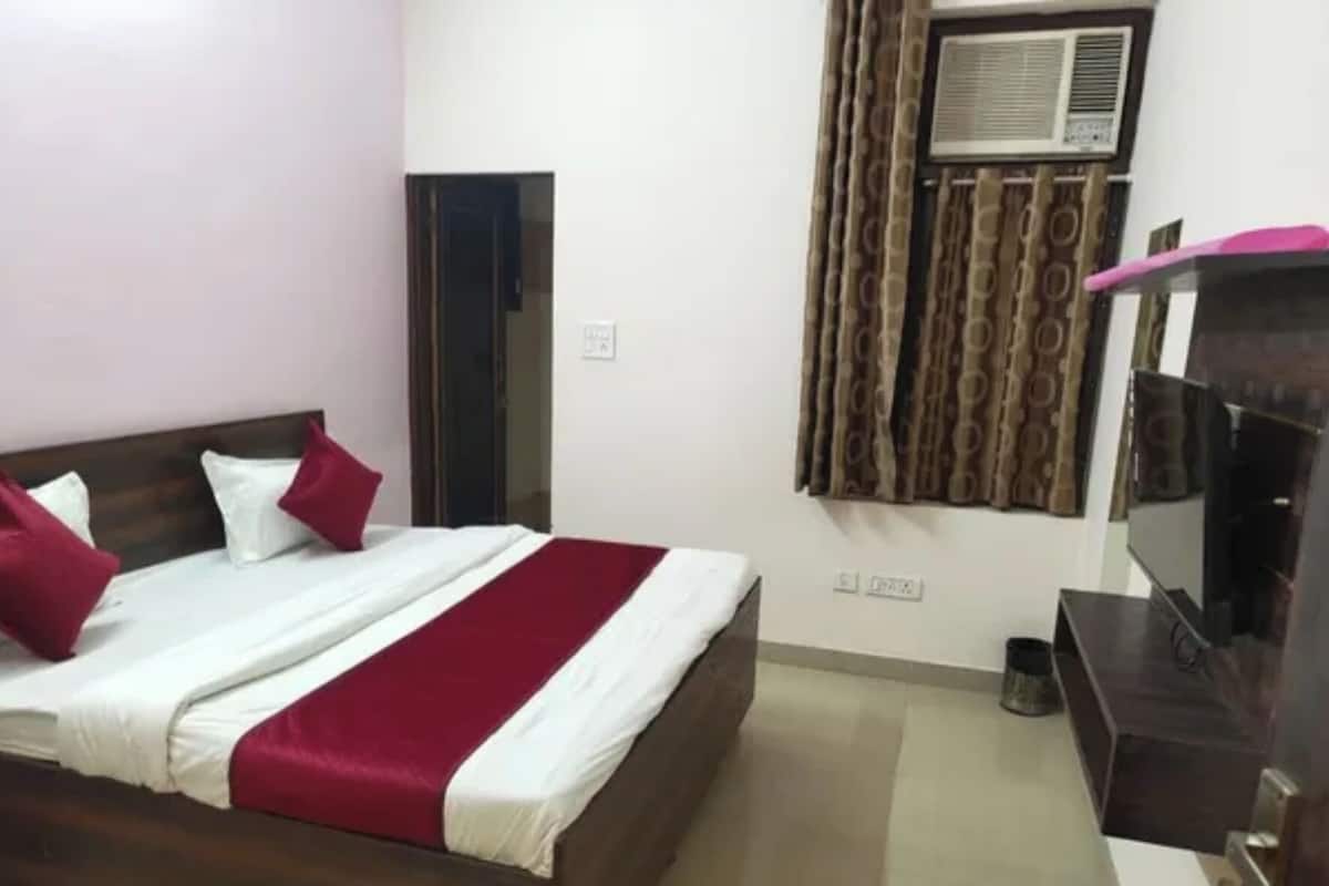 Deluxe Room | Egyptian cotton sheets, premium bedding, in-room safe, desk