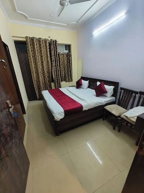 Egyptian cotton sheets, premium bedding, in-room safe, desk - Fabhotel Kartik Inn (Jaipur)