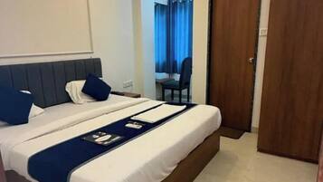 Kamar Eksekutif | Seprai katun Mesir, seprai premium, brankas, dan meja kerja