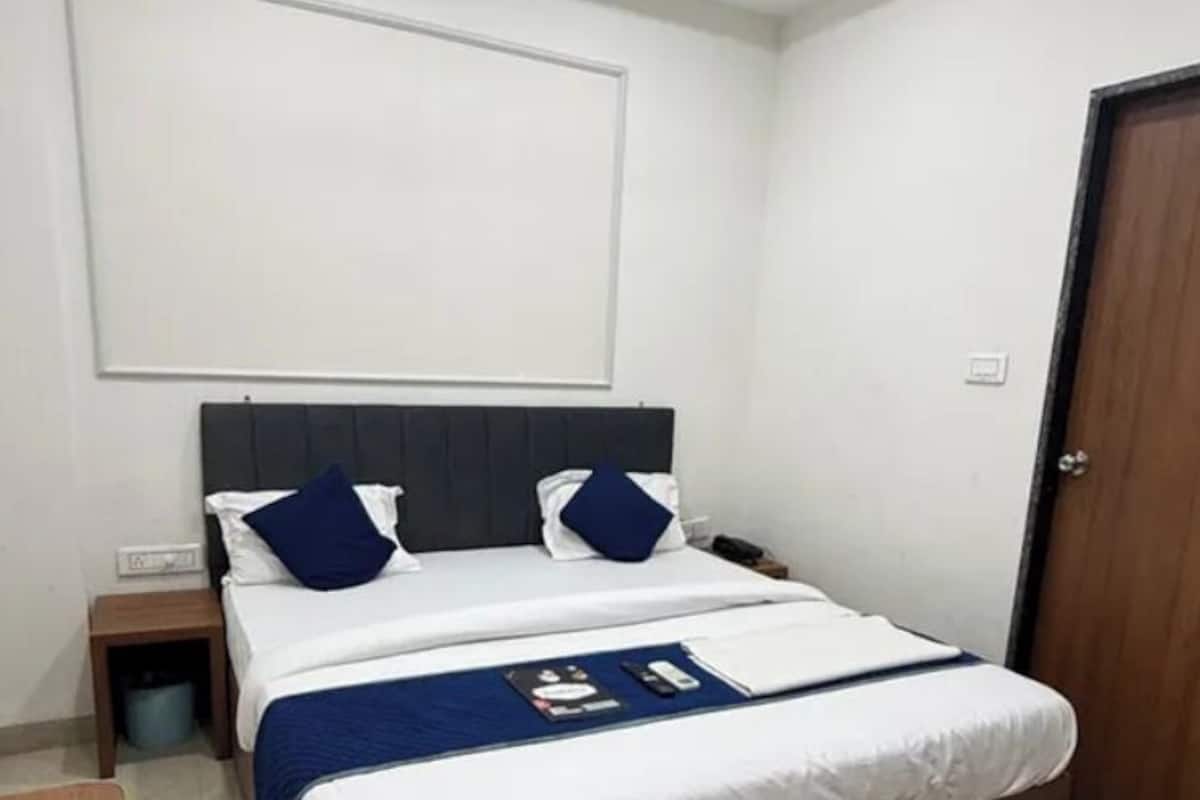 Deluxe Room | Egyptian cotton sheets, premium bedding, in-room safe, desk