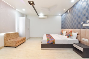 Egyptian cotton sheets, premium bedding, in-room safe, desk