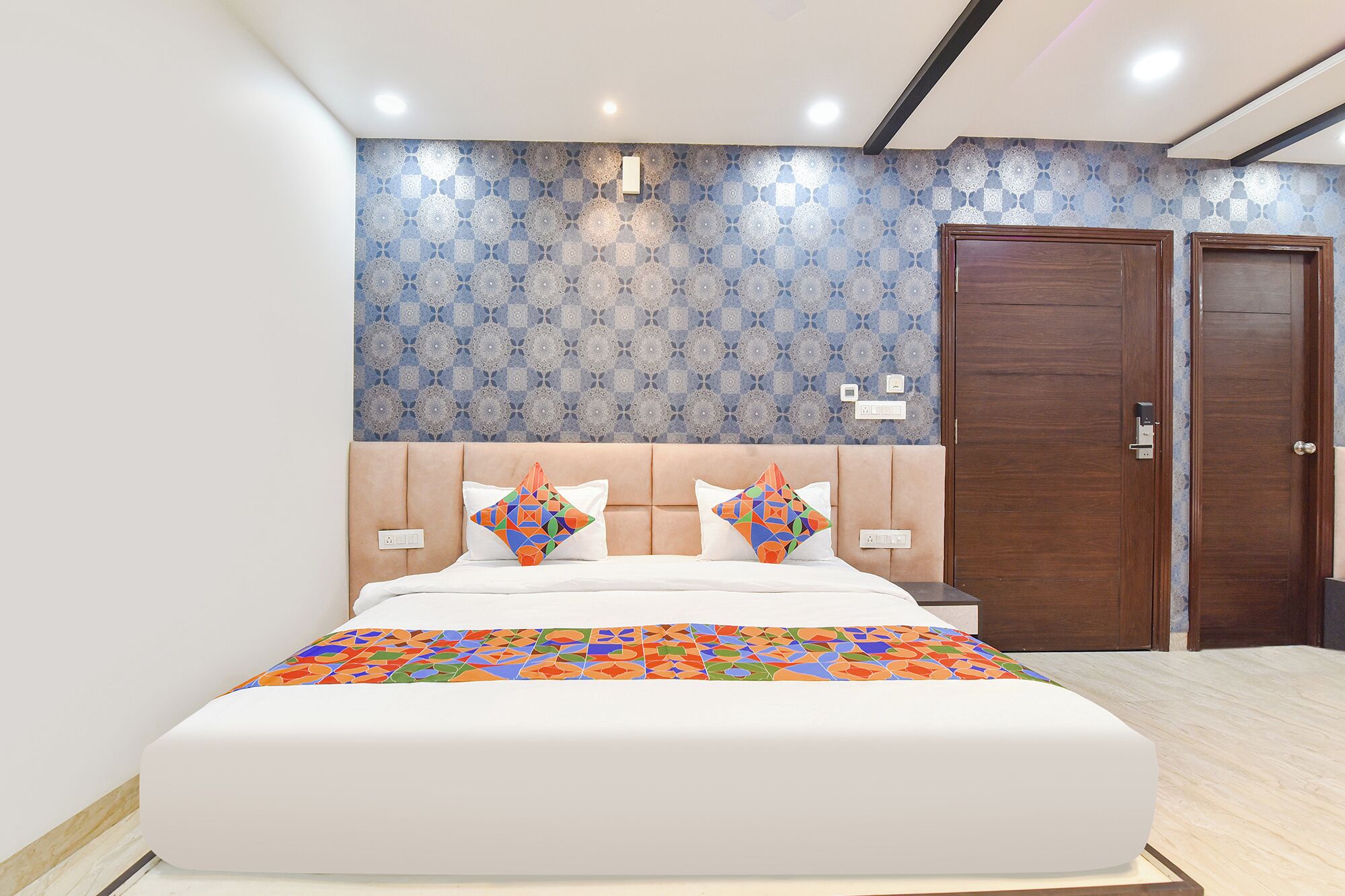 Egyptian cotton sheets, premium bedding, in-room safe, desk