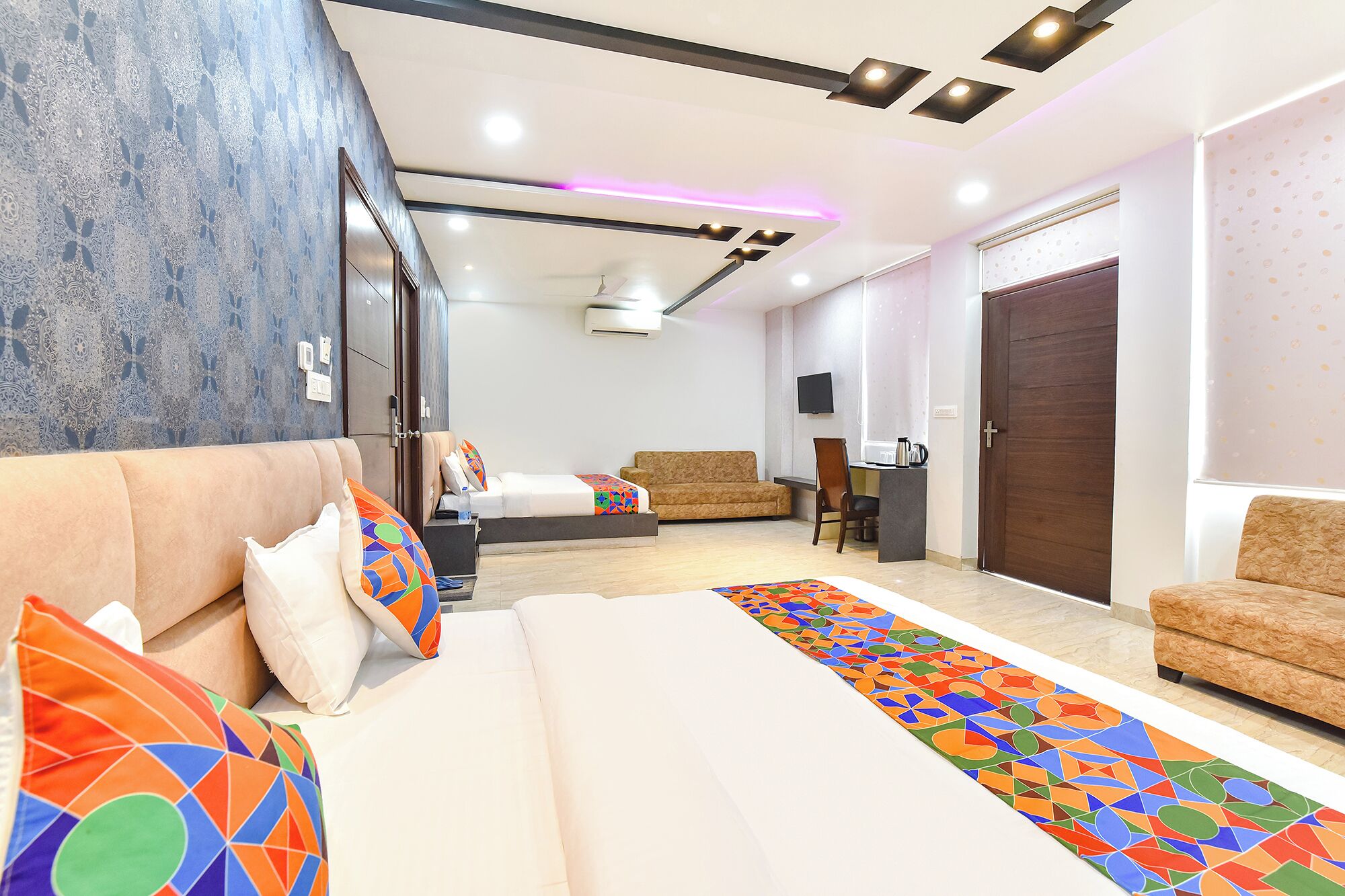 Egyptian cotton sheets, premium bedding, in-room safe, desk