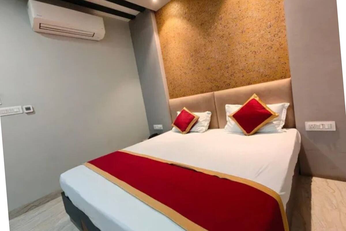 Deluxe Room | Egyptian cotton sheets, premium bedding, in-room safe, desk