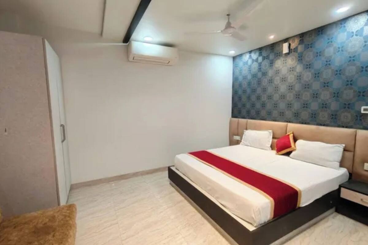 Premium Room | Egyptian cotton sheets, premium bedding, in-room safe, desk