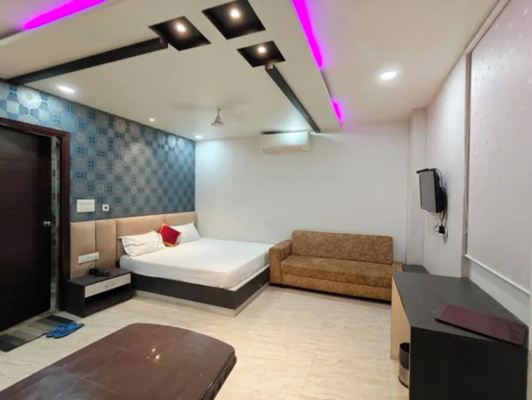 Family Room | Egyptian cotton sheets, premium bedding, in-room safe, desk