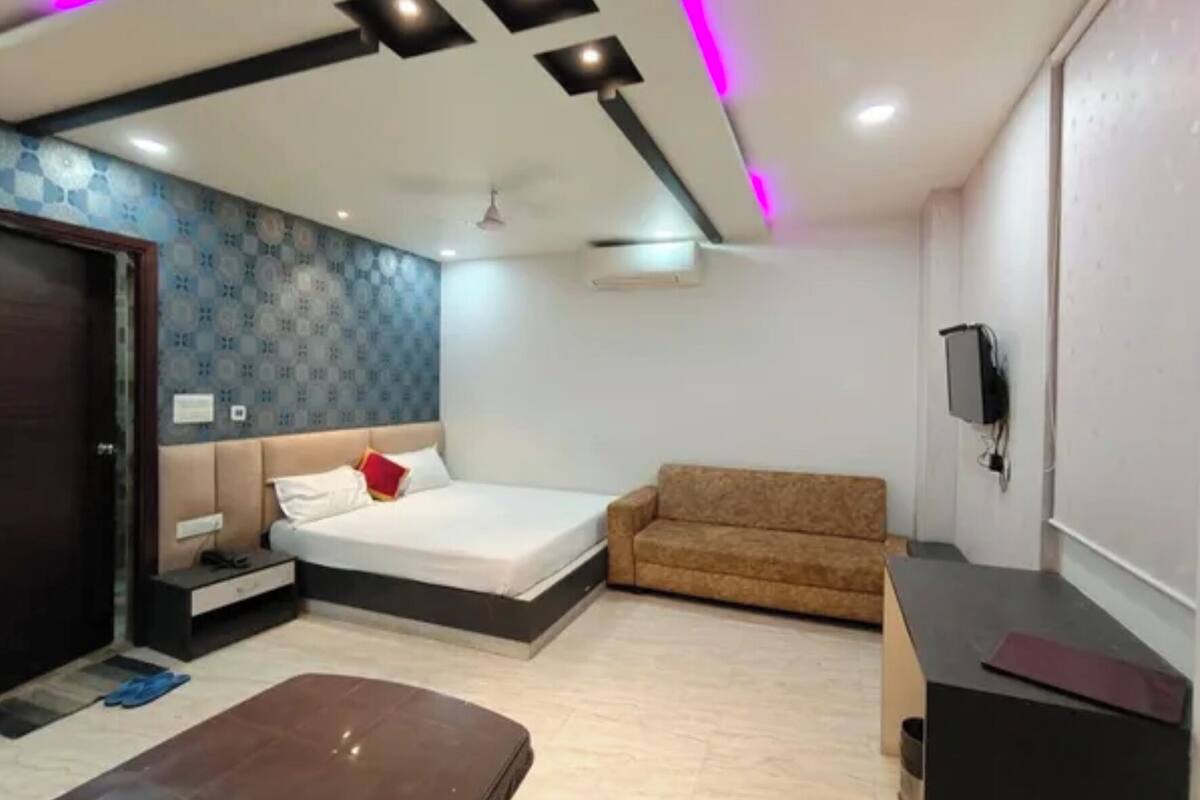 Family Room | Egyptian cotton sheets, premium bedding, in-room safe, desk