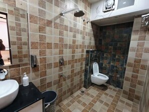 Shower, rainfall showerhead, free toiletries, towels - Fabhotel Pacific View (Jaipur)