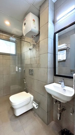 Deluxe Room | Bathroom | Shower, rainfall showerhead, free toiletries, towels - Fabhotel D2 Pachim Vihar (New Delhi)