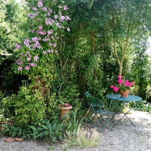 Outdoor dining - Vrbo Property (Chemillé-en-Anjou)