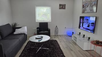 House, 2 Bedrooms, Smoking | Living room