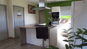 Cafetera y tetera, refrigerador, microondas y horno 