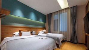 Habitación de hotel con dos camas, cabecera de madera, televisor de pantalla plana y un ventanal con cortinas.