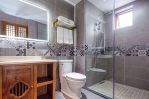 Doppia Classic | Bagno | Vasca e doccia separate, soffione a pioggia, set di cortesia firmato