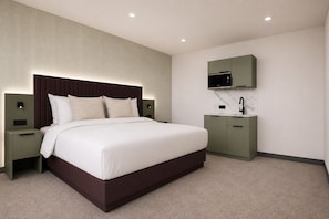 Double Room, 1 Katil Raja (King), Courtyard View | Peti besi dalam bilik, meja, ruang kerja komputer riba 