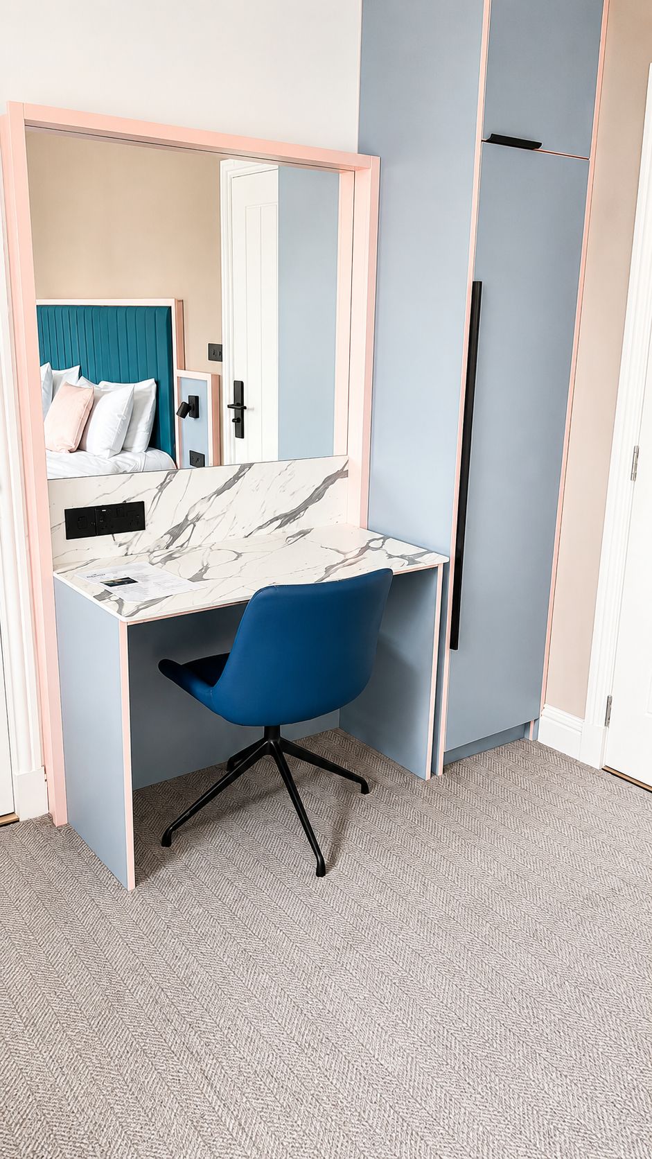 Un dormitorio pequeño con cama, escritorio, silla y armario.
