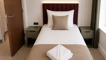 Standard Twin Room | In-room safe, desk, laptop workspace, iron/ironing board