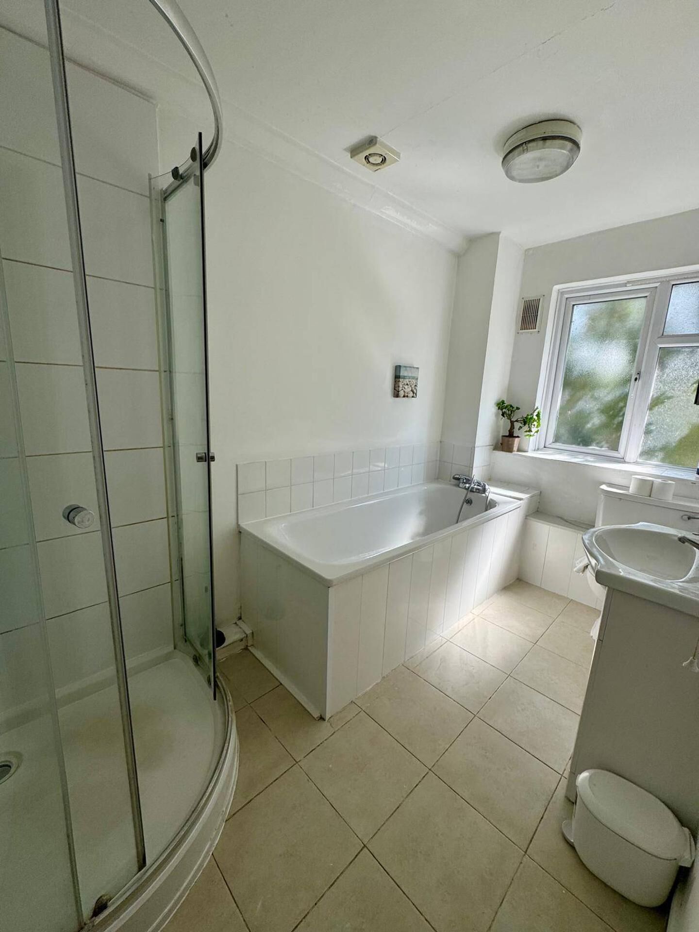 Badewanne und Dusche (separat), Komfortbadewanne, Haartrockner
