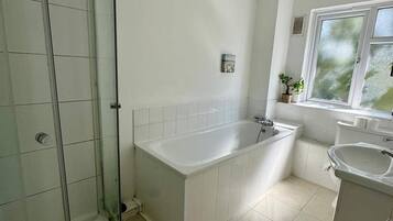 Badewanne und Dusche (separat), Komfortbadewanne, Haartrockner