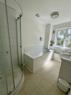 Badewanne und Dusche (separat), Komfortbadewanne, Haartrockner