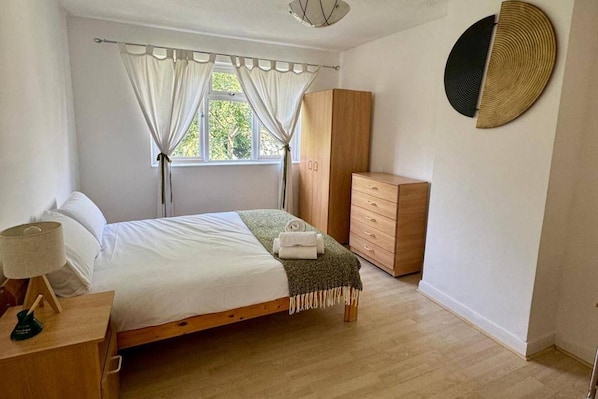 4 bedrooms, iron/ironing board, WiFi (free), bed sheets