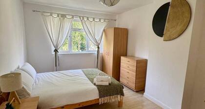 House Sleeps 8 With Balcony