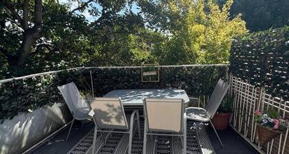 House Sleeps 8 With Balcony