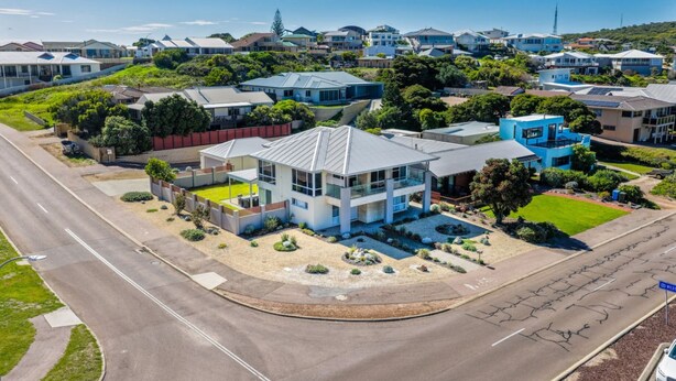 A residential area with modern houses, a curved road, and a clear sky. - West Beach House in West Beach (Esperance)