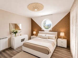 Tabla de planchar con plancha, wifi gratis, ropa de cama