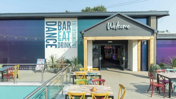 Un bar y restaurante con terraza y piscina.