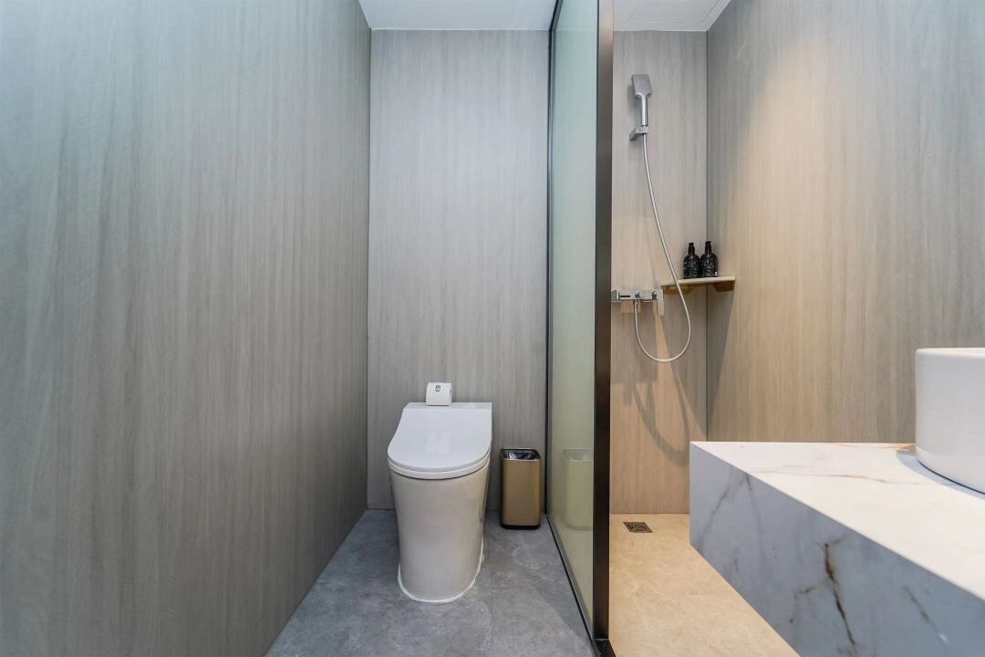 Habitación doble económica | Baño | Regadera, regadera tipo lluvia, amenidades de baño gratuitas, pantuflas 