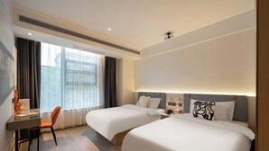 A hotel room with two beds, a desk, and a chair. - Sushi Light Luxury Hotel Xingzhuang (Shanghai)