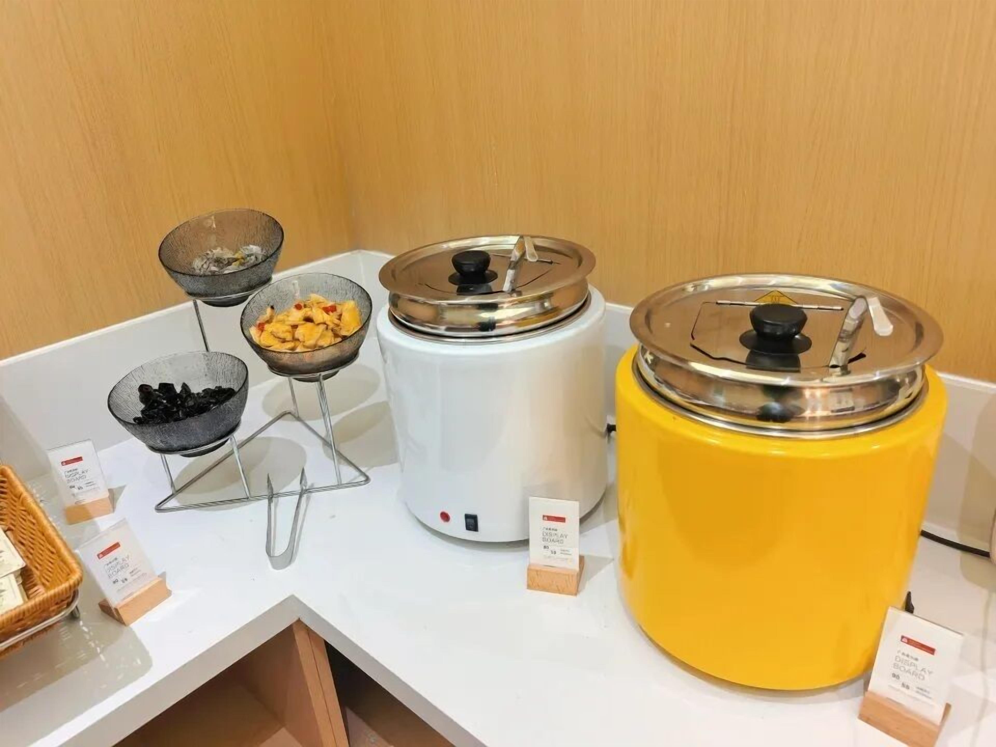 Una encimera de cocina con tres recipientes para alimentos, una cesta y etiquetas informativas.