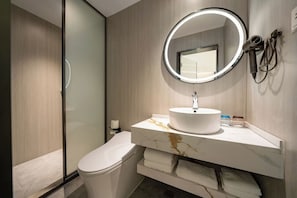 Kamar Twin Klasik | Kamar mandi | Shower, pancuran hujan, perlengkapan mandi gratis, dan sandal