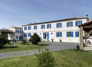 Exterior - Le Clos Rançanne: 25-30 Guests, Pool on 1 Hectare, Events, Weddings – Near Royan, Saintes, Cognac (Saint-Quantin-de-Rançanne)