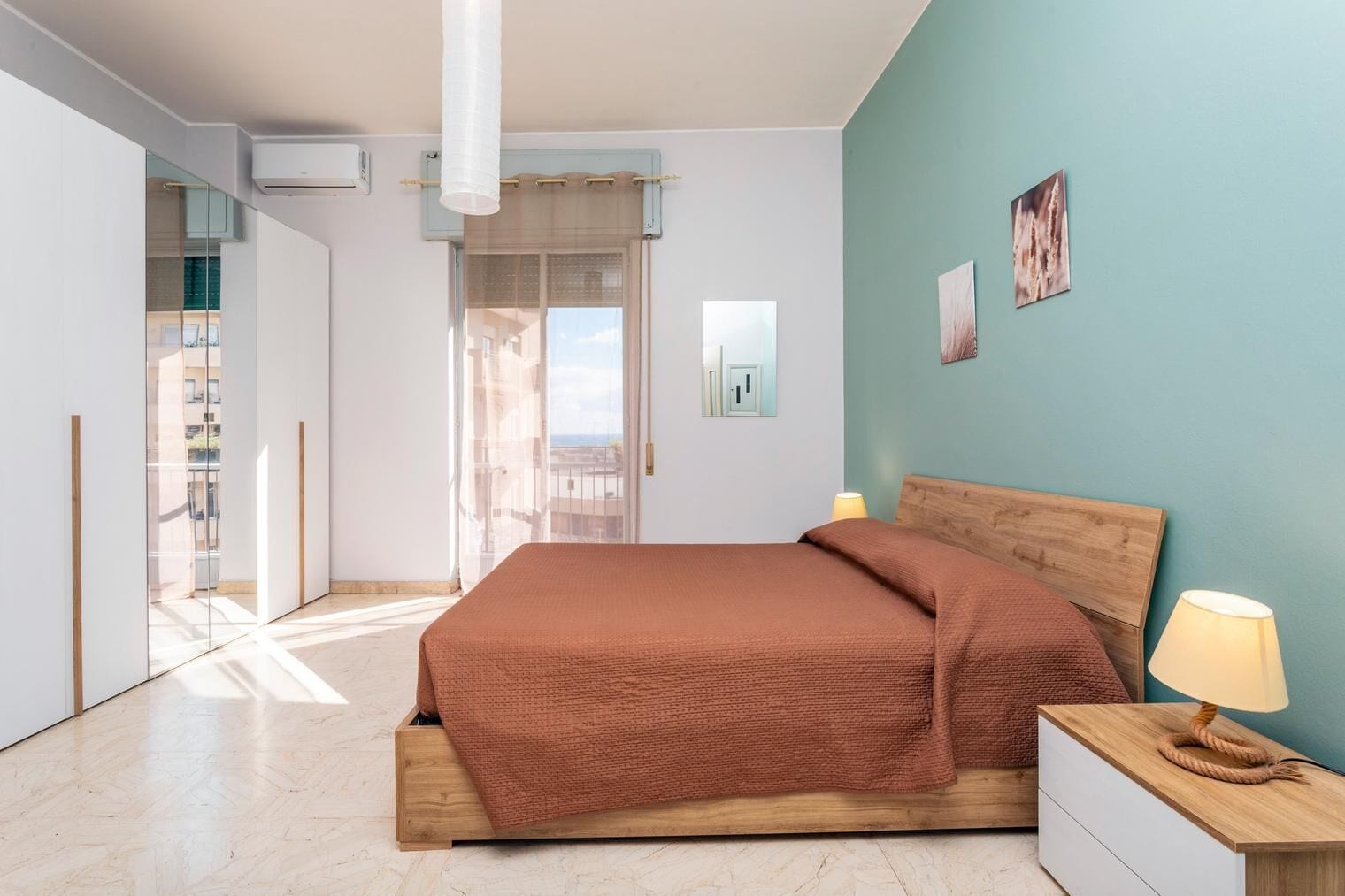 Maison Familiale, balcon, vue partielle sur la mer