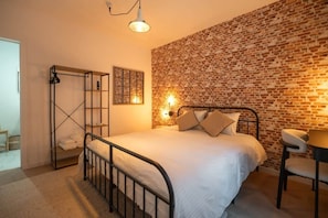 1 bedroom, desk, iron/ironing board, WiFi (free)