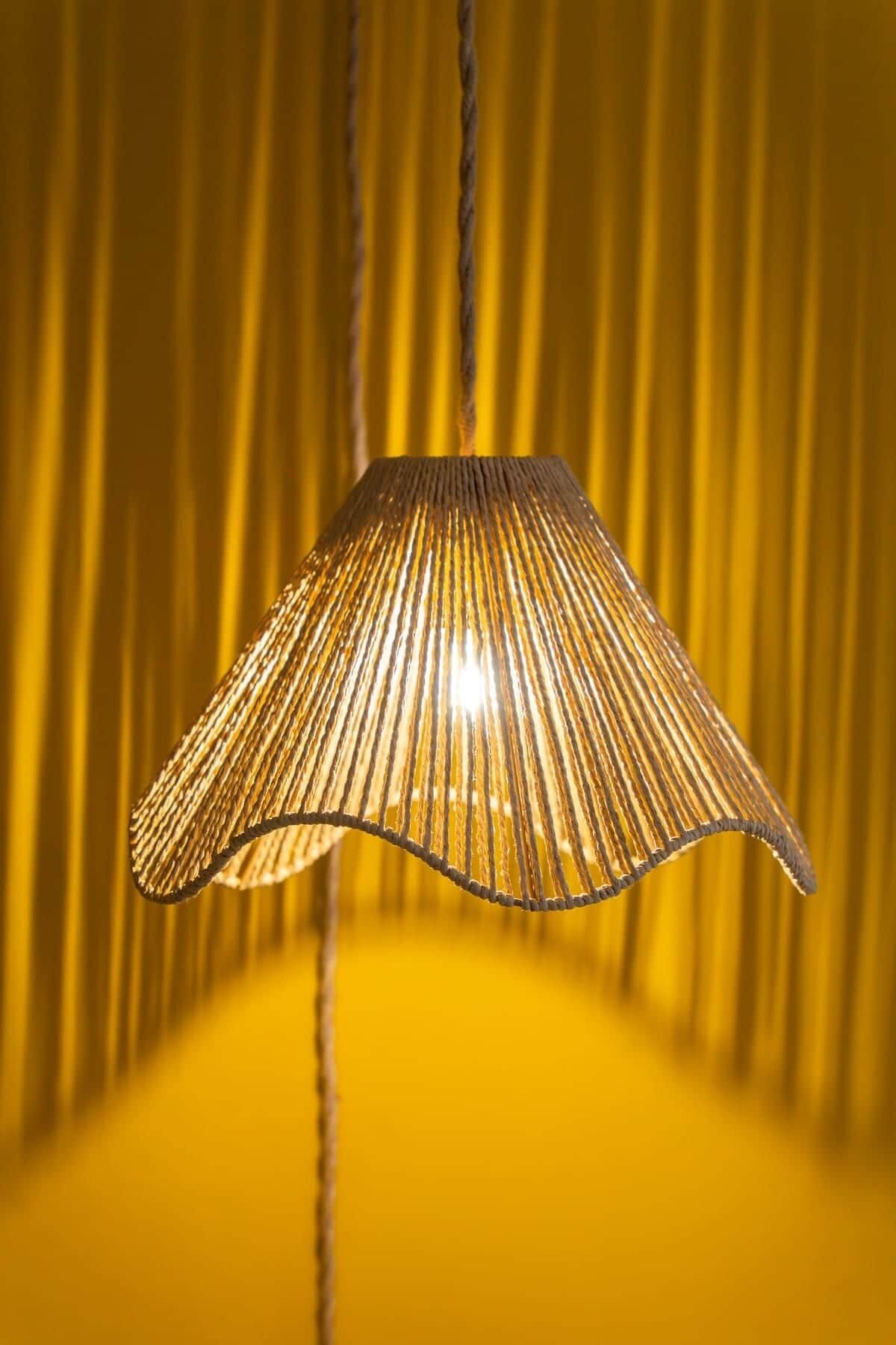 Een hanglamp met een geribbeld scherm.