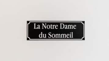 Título 'La Notre Dame du Sommeil' sobre un fondo liso.