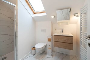 Bathroom - La Notre Dame du Sommeil (Bruxelles)