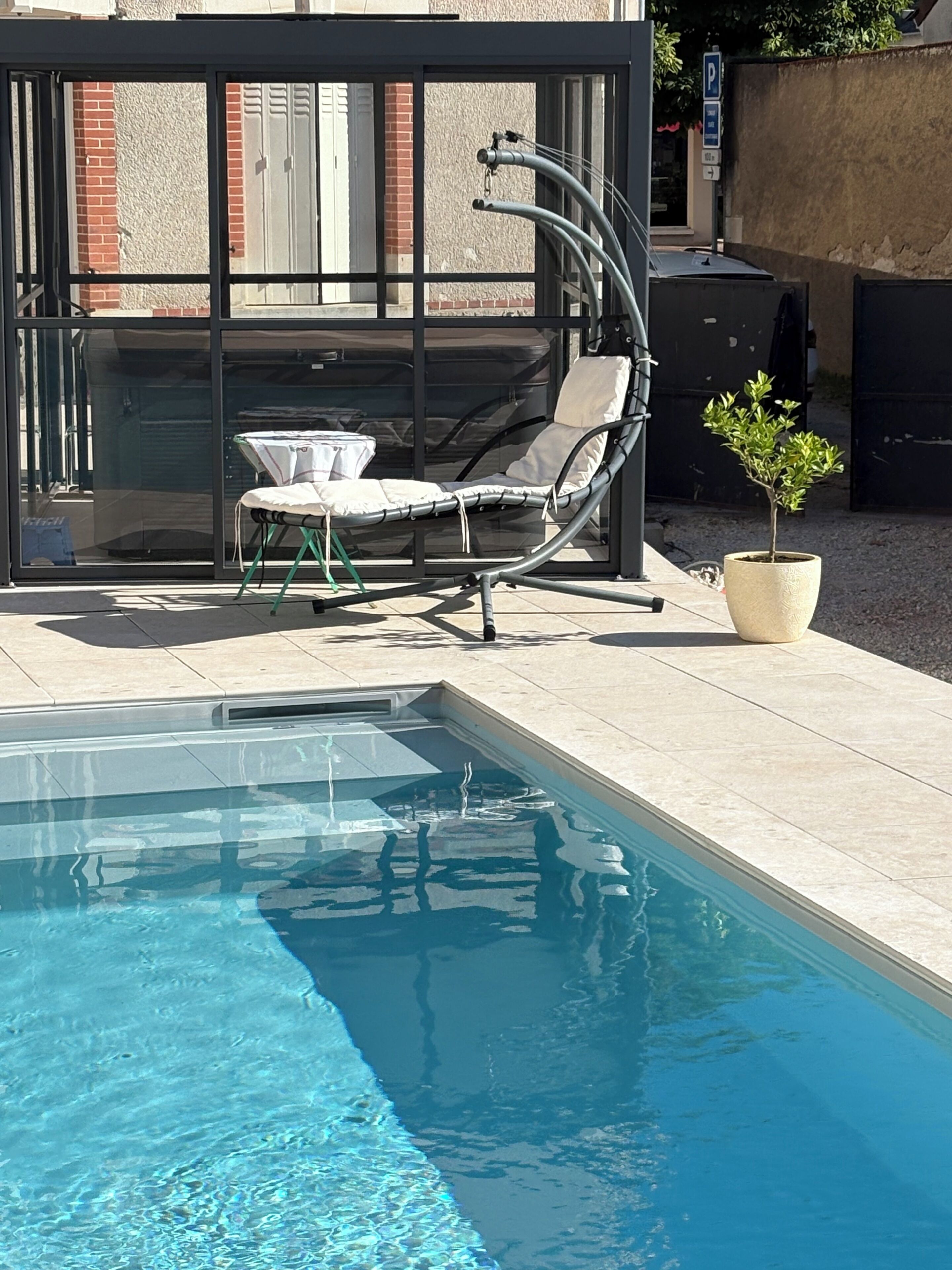 Utomhuspool och uppvärmd pool
